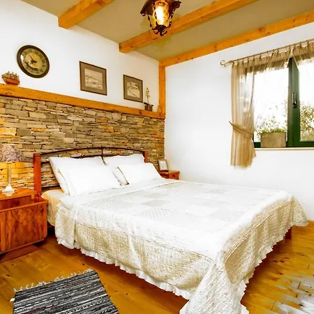 بيت للعطل Family Friendly House With A Swimming Pool Pozorac, Trogir - 10317 مارينا