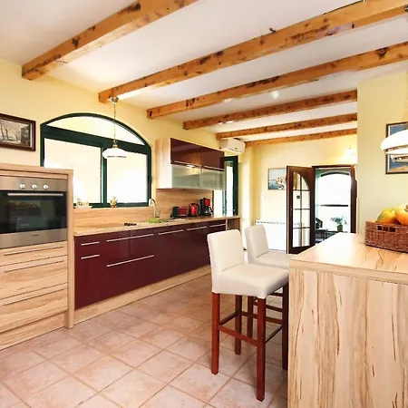 بيت للعطل Family Friendly House With A Swimming Pool Pozorac, Trogir - 10317 مارينا